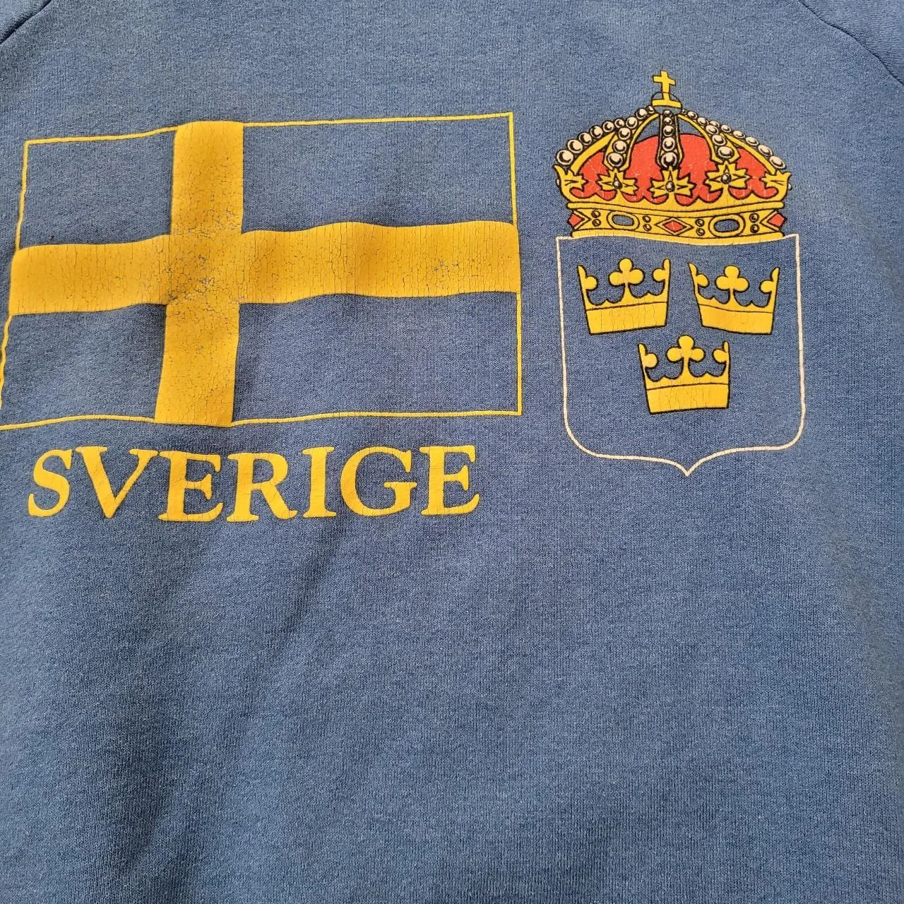 90's VINTAGE SVERIGE FLAG RAGLAN CREWNECK